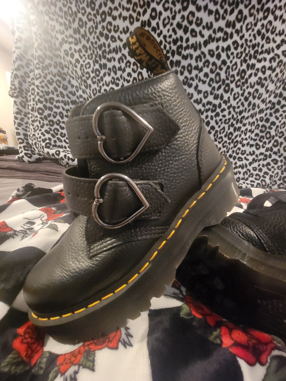 Wmns 7US Dr. Marten Devin Heart Boots - Picture 3 of 7